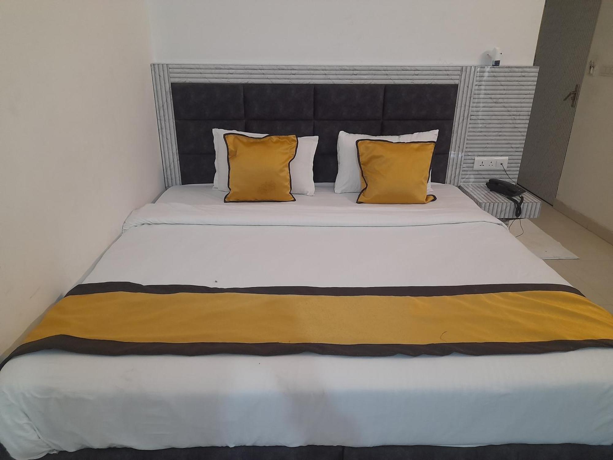 Hotel Global Inn -1 Km From Railway Station - Lift Food And Free Parking Lucknow Dış mekan fotoğraf