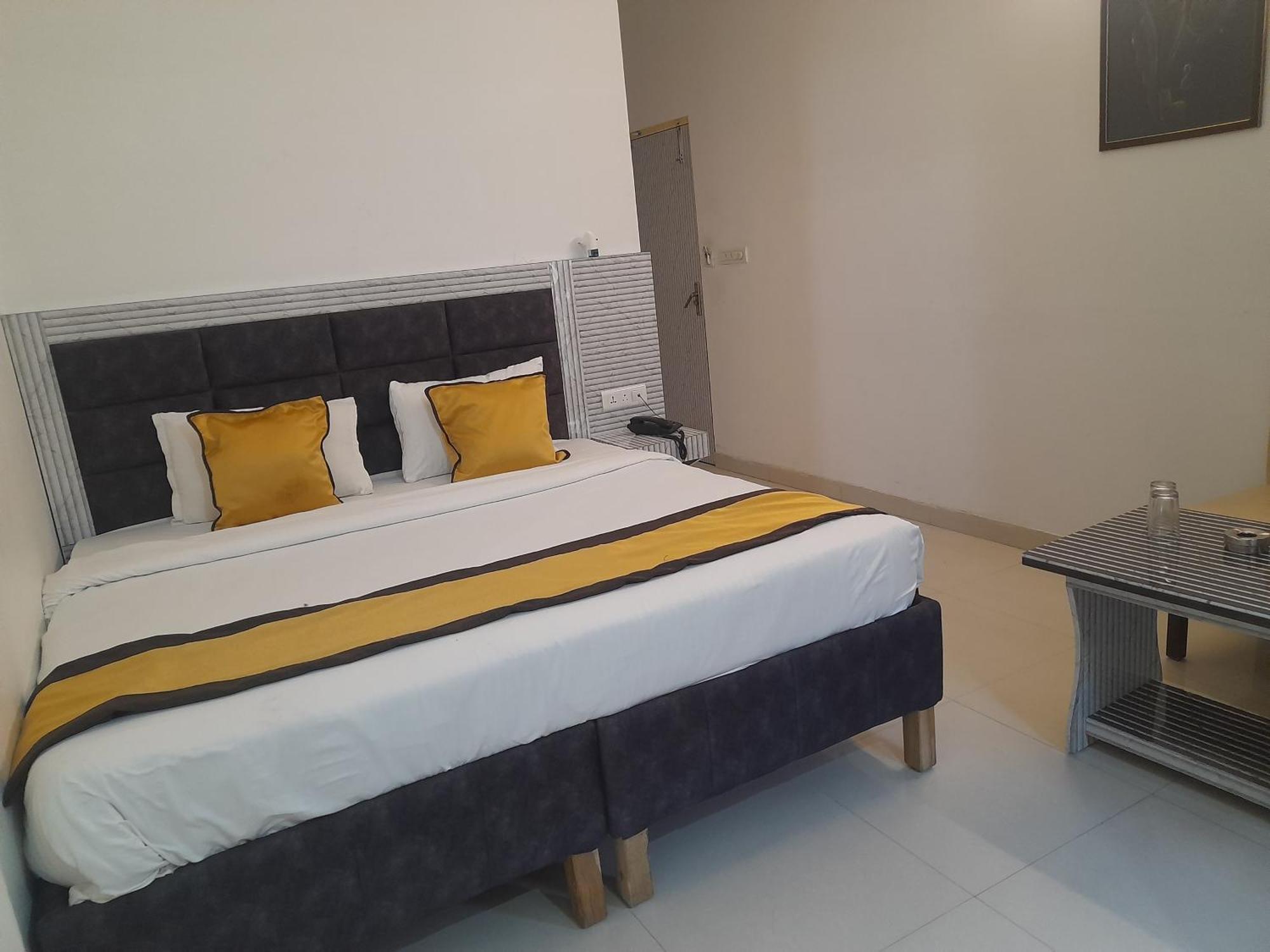 Hotel Global Inn -1 Km From Railway Station - Lift Food And Free Parking Lucknow Dış mekan fotoğraf