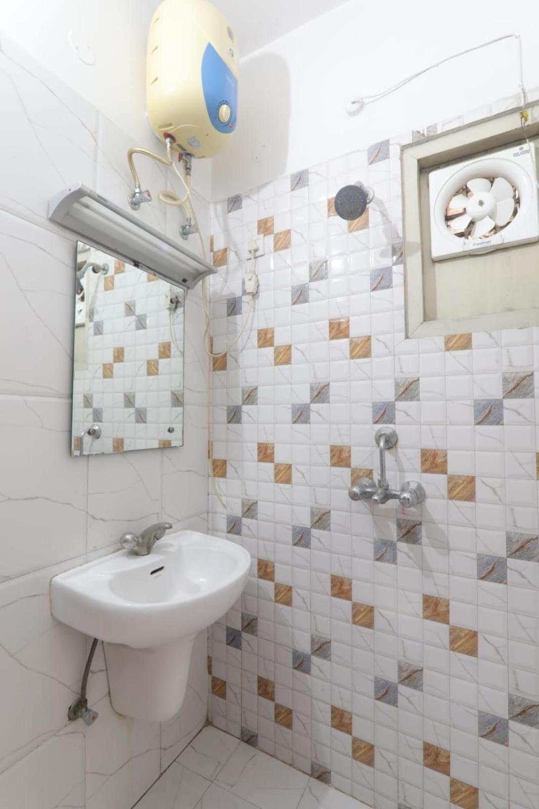 Hotel Global Inn -1 Km From Railway Station - Lift Food And Free Parking Lucknow Dış mekan fotoğraf