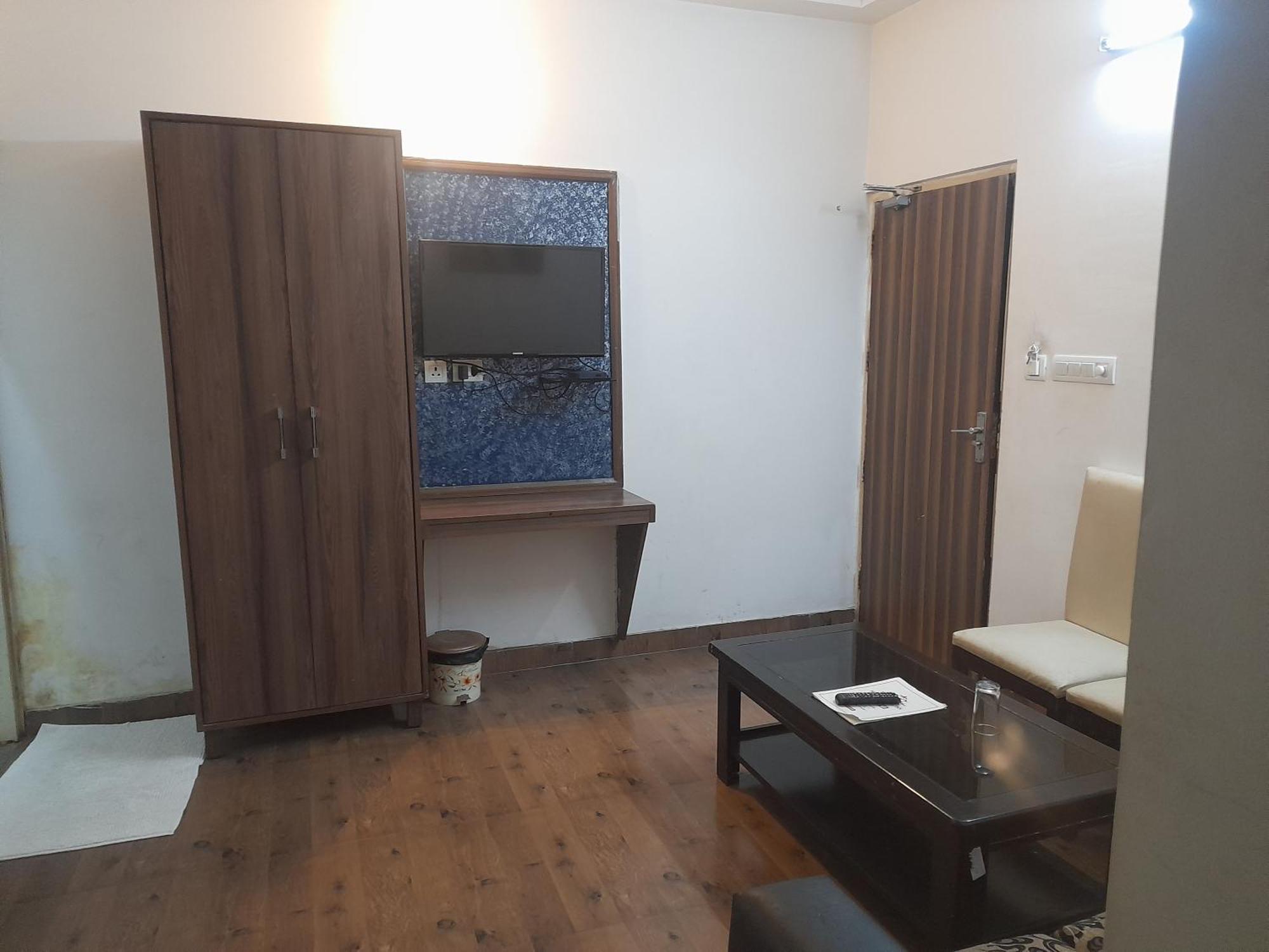 Hotel Global Inn -1 Km From Railway Station - Lift Food And Free Parking Lucknow Dış mekan fotoğraf